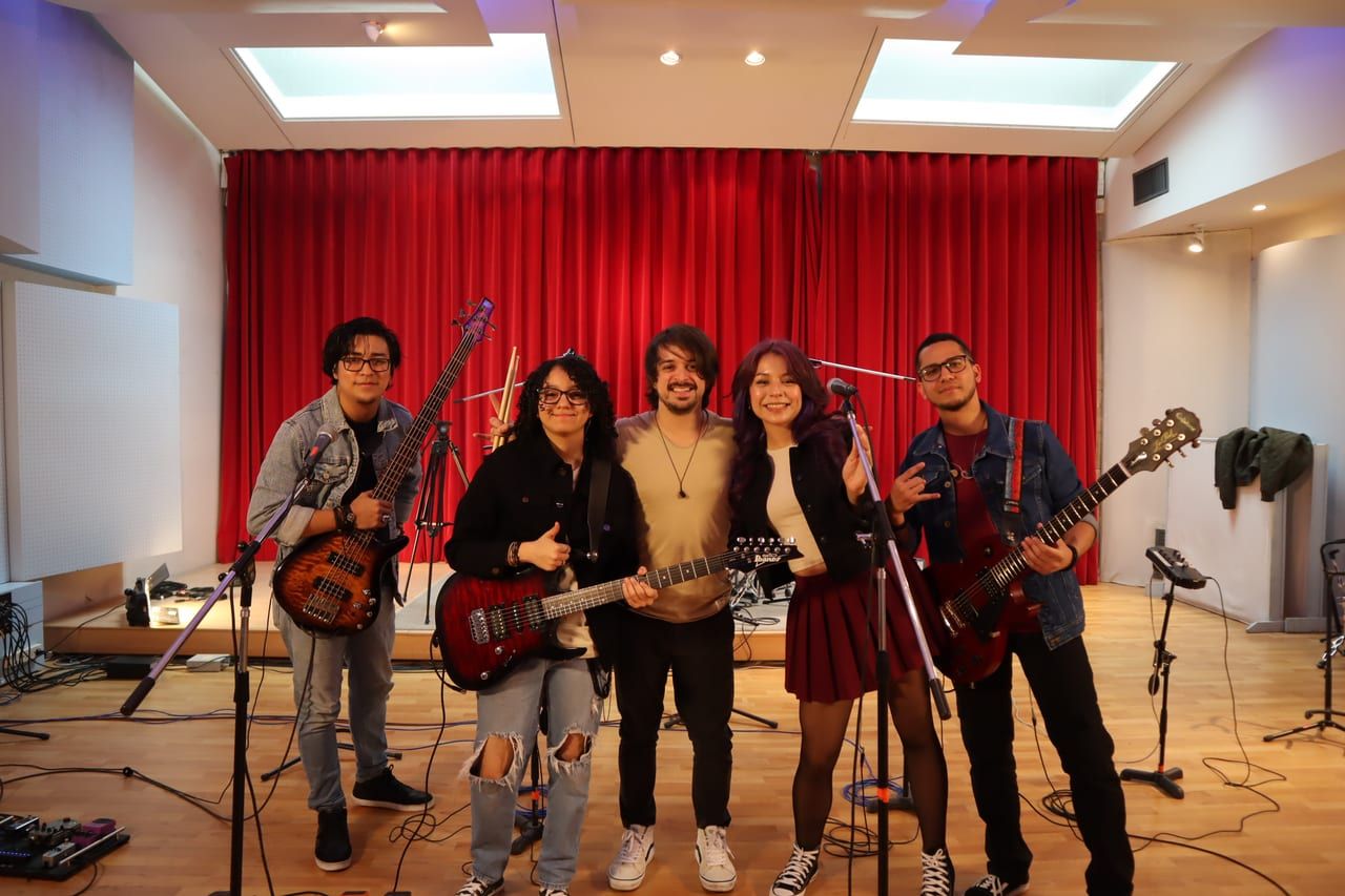 Darkmenia group photo at Unísono recording studio